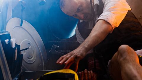 Szene aus dem Film "Ach du Scheiße": Thomas Niehaus als Architekt Frank sitzt verschwitzt in einem engen Raum, umgeben von Eimern und Schläuchen