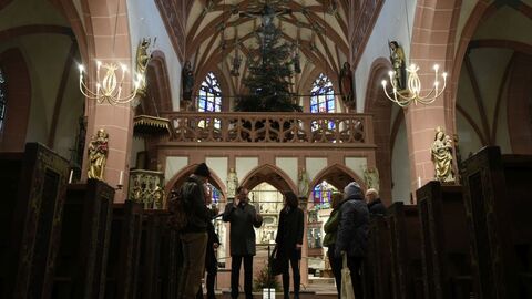 Die Basilica minor St. Valentinus und Dionysius gilt als die reizvollste und bedeutendste Wallfahrtskirche unter den mittelrheinischen Kirchen Ministerin Dorn steht mit Vertretern des Kiedricher Kirchenbauvereins im Mittelgang der Kirche
