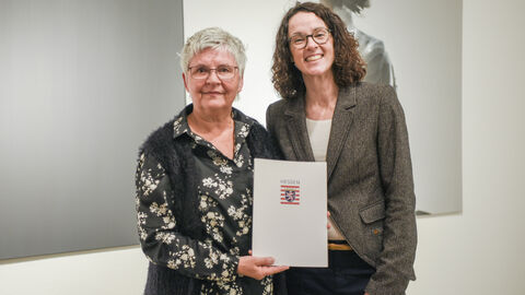 Kunst- und Kulturministerin Angela Dorn überreicht Beatrixe Klein, der Direktorin des Frauenmuseums, die Auszeichnung Kunst- und Kulturministerin Angela Dorn überreicht Beatrixe Klein, der Direktorin des Frauenmuseums, die Auszeichnung