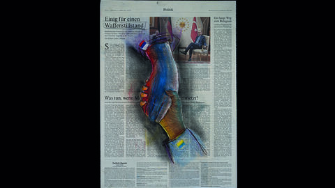 Emma Schäfer (16 Jahre), Kaiserin-Friedrich-Gymnasium, Bad Homburg, Kategorie Kleiner Anerkennungspreis Einzelteilnahme 13 bis 16 Jahre: Grundlage ist eine Zeitungsseite der Frankfurter Allgemeinen Zeitung vom 15.3.2022. Über den Artikel "Einig für einen Waffenstillstand" zum geforderten Ende des russischen Angriffskriegs gegen die Ukraine greifen sich zwei Hände; eine mit russischer Flagge am Ärmel, eine mit ukrainischer