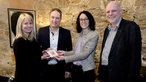 Kunst- und Kulturministerin Angela Dorn überreicht die Plakette "Denkmal des Monats" an die Renthof-Eigentümer Kirstin Homburg-Kleinkauf, Uwe Kleinkauf und Rainer Holzhauer.