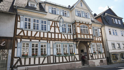 Ein prächtiges Fachwerkhaus von außen;hier ist das Vogelsberger Heimatmuseum untergebracht.