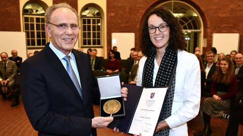 Wissenschaftsministerin Angela Dorn gratulierte Prof. Dr. Werner Kleinkauf zur Goethe-Plakette. Wissenschaftsministerin Angela Dorn überreicht Prof. Dr. Werner Kleinkauf die Goethe-Plakette.