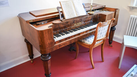 Die neu gestaltete Ausstellung zeigt in authentisch eingerichteten Räumen der damaligen Epoche, wie wohlhabende Bürgerinnen und Bürger lebten Ein antikes Klavier