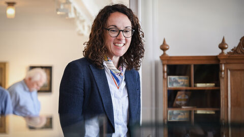 Angela Dorn schaut sich die Räume im Vogelsberger Heimatmuseum an