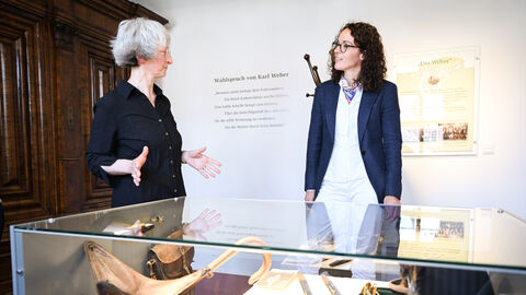 Der Vogelsberger Kultur- und Geschichtsverein Schotten e.V. hat das Museum mit viel Liebe zum Detail neu konzipiert. Ministerin Dorn im Gespräch mit Jutta Kneißel, Vorsitzende des Vogelsberger Kultur- und Geschichtsvereins Schotten