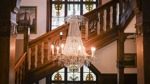 Blick ins Treppenhaus des Heimatmuseums mit herrschaftlicher Holztreppe und Kronleuchter