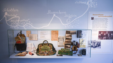Auch die Geschichte der Region wird gezeigt. Eine Vitrine mit Ausstellungsstücken im Vogelsberger Heimatmuseum zum Thema Wanderschaft