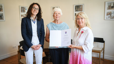Kunst- und Kulturministerin Angela Dorn überreicht die Auszeichnung "Museum des Monats" an die Vorsitzende des Vogelsberger Kultur- und Geschichtsvereins Schotten,  Jutta Kneißel, und die Schottener Bürgermeisterin Susanne Schaab