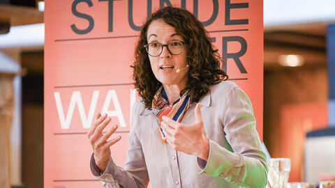 Ministerin Dorn beim Sprechen