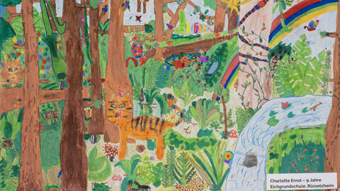 Charlotte Ernst (9 Jahre), Eichgrundschule, Rüsselsheim, Kategorie Gewinner*innen 9 bis 12 Jahre Charlotte Ernst (9 Jahre), Eichgrundschule, Rüsselsheim, Kategorie Gewinner*innen 9 bis 12 Jahre: Ein bunter Wald mit einem Tiger, Löwen, Affen, Vögeln, Insekten und einem Regenbogen