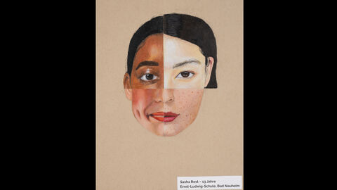 Sasha Rost (13 Jahre), Ernst-Ludwig-Schule, Bad Nauheim, Kategorie Gewinner*innen 13 bis 16 Jahre: Ein zusammengesetztes Gesicht aus vier Partien; links oben eine dunkelhäutige Person, rechts oben eine asiatisch gelesene Person, links unten die Kinnpartie einer weißen Person, rechts unten die Kinnpartie einer hellhäutigen Person mit Sommersprossen