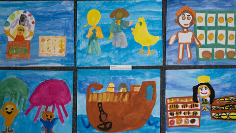 Klasse 1c, Waldschule Tempelsee, Offenbach, Kategorie Gewinnerschulklasse: 6 Bilder; eine Person hinter einem Verkaufstresen, zwei Personen mit einem Küken, eine Person mit einem Verkaufsstand, zwei Personen mit quallenähnlichen Gebilden, ein Schiff und eine weitere Verkaufsperson