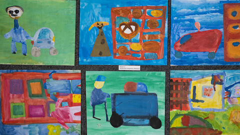 Klasse 1c, Waldschule Tempelsee, Offenbach, Kategorie Gewinnerschulklasse: 6 Bilder; eine Person mit Auto oder Kinderwagen, eine Person mit Bäckereistand, eine Person im Auto, zwei Personen vor einem Haus, ein mutmaßlicher Polizist, ein buntes Bild mit nicht näher bestimmten Objekten