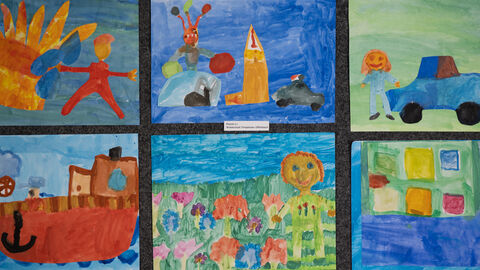 Klasse 1c, Waldschule Tempelsee, Offenbach, Kategorie Gewinnerschulklasse: 6 Bilder; eine Person der Feuerwehr bei der Brandbekämpfung; ein kirchenähnliches Gebilde mit roten Tupfen, einem Auto mit Martinshorn; eine Polizistin; ein Schiff; eine Person mit Blumen; ein Haus