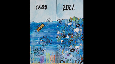 Tessa Kempkens (12 Jahre), Paul-Gerhard-Schule, Hanau, Kategorie Kleiner Anerkennungspreis Einzelteilnahmen 9 bis 12 Jahre: Ein zweigeteiltes Bild einer Unterwasserlandschaft. Links sind zwei Fische zu sehen und eine Flaschenpost mit dem Wort "Hilfe", darüber steht das Jahr 1800; rechts sind die beiden Fische von Müll umgeben und rufen selbst um Hilfe