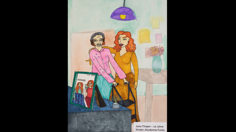 Jana Timper (12 Jahre), Kinderakademie Fulda, Kategorie Kleiner Anerkennungspreis Einzelteilnahmen 9 bis 12 Jahre: Zwei Frauen im Wohnzimmer, eine ältere, die sich auf einen Rollator stützt, eine jüngere legt ihren Arm um sie. Auf einem Foto im Vordergrund sieht man eine Krankhaussituation, in der die ältere sich um die jüngere kümmert