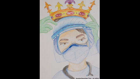 Sophie Ruochen Tan (12 Jahre), Bad Soden, Kategorie Kleiner Anerkennungspreis Einzelteilnahmen 9 bis 12 Jahre: Eine Person mit medizinischem Hintergrund, sie trägt Stethoskop, Mundschutz und Handschuhe, bekommt eine Krone aufgesetzt. Sie hat Tränen in den Augen