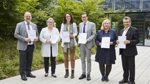 Ministern Angela Dorn (3.v.l.) mit Vertreterinnen und Vertretern der HAW: Prof. Dr. Arnd Steinmetz (Hochschule Darmstadt),  Prof. Dr. Eva Waller (Hochschule RheinMain), Prof. Dr. Frank E.P. Dievernich (FRAUAS), Prof. Dr. Claudia Kreipl (Hochschule Fulda),  Prof. Dr. Matthias Willems (Technische Hochschule Mittelhessen) Ministerin Angela Dorn mit Vertreterinnen und Vertretern der HAW Hessen; sie halten den Evalutationsbericht in den Händen