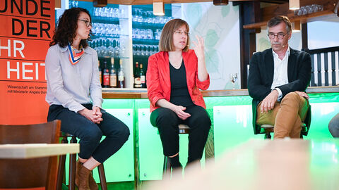Angela Dorn mit Prof. Dr. Andrea Gawrich vom Gießener Zentrum Östliches Europa (GiZo) und Prof. Dr. Christopher Daase von der Hessischen Stiftung Friedens- und Konfliktforschung.