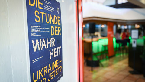 Eine offene Tür mit dem "Stunde der Wahrheit"-Plakat