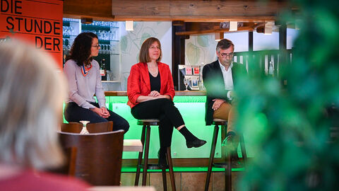 Ministerin Dorn mit den Gästen