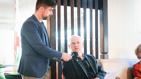 Moderator Tim Berendonk interviewt einen Zuhörer