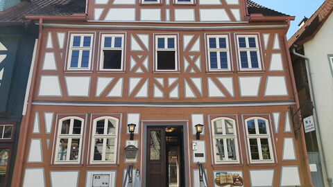 Das Literaturcafé Alte Apotheke in Steinau an der Straße Das Literaturcafé Alte Apotheke von außen, ein hübsches braunweißes, leicht schiefes Fachwerkhaus