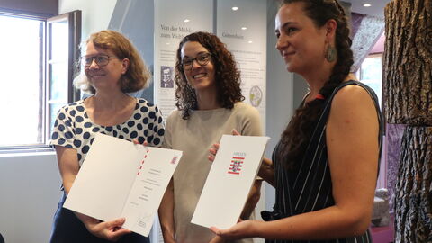 Ministerin Angela Dorn (Mitte) mit Museumsleiterin Corinna Molitor (links) und Mitarbeiterin Anna-Mala Kolaß. Ministerin Angela Dorn mit Anna-Mala Kolaß und Corinna Molitor, die die Urkunden in den Händen halten