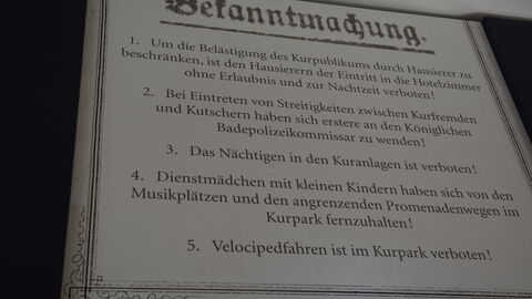 Ein Schild mit den damaligen Regeln für Kurgäste: Hausieren verboten, bei Eintreten von Streitigkeiten zwischen Kurgästen und Kutschern soll der Badepolizeikommissar gerufen werden, Diestmädchen mit Kindern haben sich von den Musikplätzen fernzuhalten, Velocipedfahren verboten