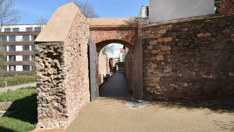 Den zweiten Preis des Hessischen Denkmalschutzpreises 2022 in der Kategorie "Öffentliches Bauen" bekam die TU Darmstadt für die Sanierung der alten Stadtmauer in Darmstadt. Die alte Stadtmauer in Darmstadt: Mauerreste mit Tor