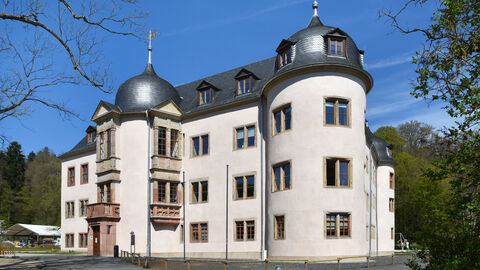 Der erste Preis beim Hessischen Denkmalschutzpreis in der Kategorie Öffentliches Bauen ging 2022 an die Stadt Wächtersbach Das Wächtersbacher Schloss von außen: Ein weies Schlösschen mit grauem Dach und runden Türmen