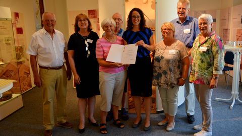 Ministerin Angela Dorn mit Mitgliedern des Heimat- und Geschichtsvereins Schwanheim