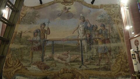 Ein Wandgemälde in der Basilica minor St. Valentinus und Dionysius: es zeigt eine biblische Folterszene mit zwei Soldaten und einem Heiligen, dem die Gedärme um eine Winde gelegt werden