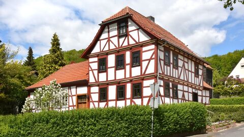 Die Sanierung der alten Dorfschule in Herleshausen-Markershausen hat dazu beigetragen, den historischen Ortskern zu erhalten. Die alte Dorfschule in Herleshausen von außen, ein Fachwerkhaus