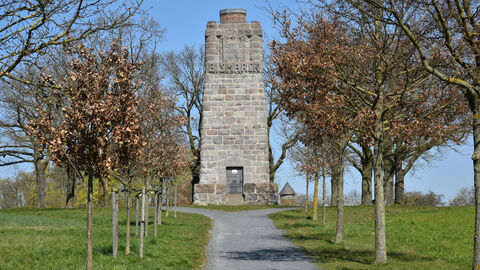 Doch der Bismarckturm in Gießen war wegen erheblicher Bau- und Vandalismusschäden mehr als 40 Jahre lang gesperrt. Seit 2007 setzt sich der eigens dafür gegründete Förderverein mit großem Engagement für den Erhalt des Bauwerks ein. Der Bismarckturm Gießen, ein steinerner, alleinstehender Turm, umgeben von Bäumen