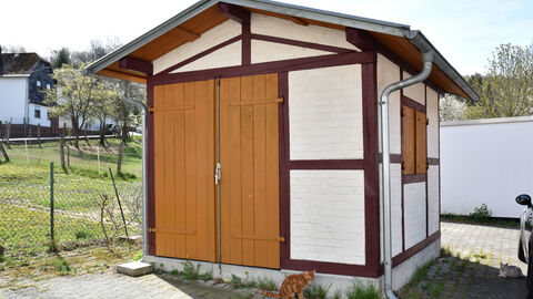 Bürgerinnen und Bürger aus Weilmünster-Langenbach haben die historische Viehwaage restauriert. Die historische Viehwaage von außen: Ein kleines Fachwerkhäuschen mit breitem Tor und Spitzdach.