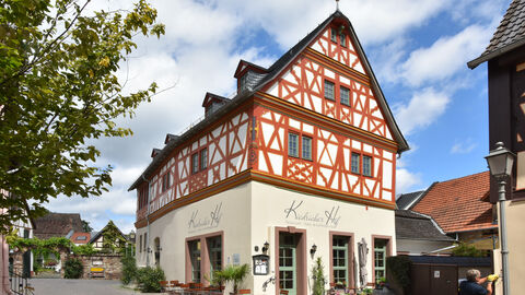 Das Haus Lamberti von außen, ein hübsches Fachwerkhaus mit Spitzdach und braunweißem Fachwerk