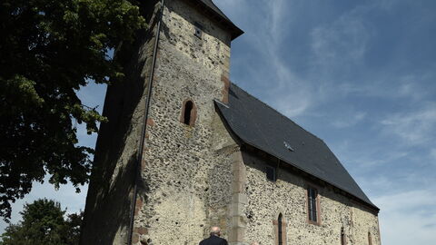 Die Martinskirche ist "Denkmal des Monats" Juli 2018 Die Martinskirche in Brachttal von außen, eine steinernde Kirche