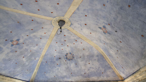 Die Sternenhimmeldecke in der Synagoge Schupbach, eine Kuppeldecke in blau mit aufgemalten Sternen