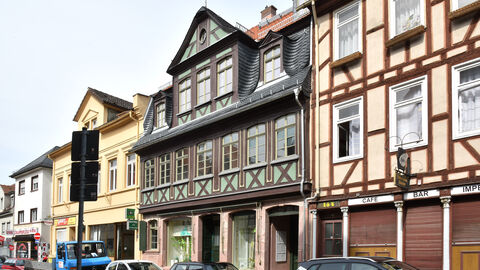 Anton Schreibweis  hat sein Fachwerkhaus in der Bolongarostraße in Höchst liebevoll saniert. Eine Fachwerkhauszeile in Frankfurt-Höchst, darunter das preisgekrönte Haus