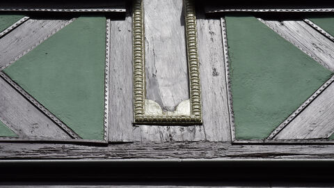 Nahaufnahme des Fachwerks beim preisgekrönten Fachwerkhaus in Franfurt-Höchst Nahaufnahme des grüngrauen Fachwerks beim preisgekrönten Fachwerkhaus in Franfurt-Höchst