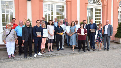 Kunst- und Kulturministerin Angela Dorn steht mit den Preisträgerinnen und Preisträgern des Hessischen Denkmalschutzpreises 2022 vor dem Biebricher Schloss
