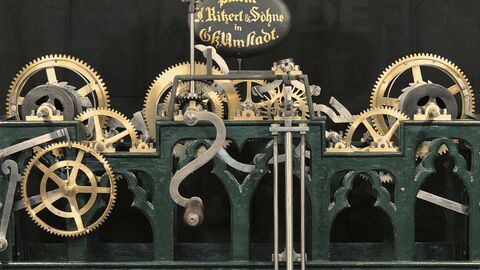 Das reparierte Uhrwerk der Schlosskirche in Offenbach-Rumpenheim in Nahaufnahme