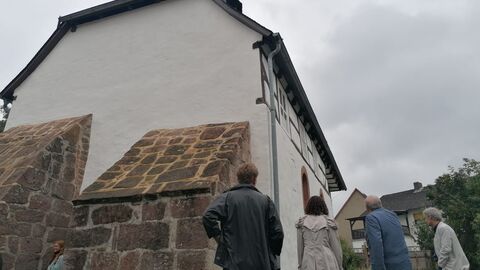 Die Alte Kirche Bürgeln ist ein im Kern romanischer Saalbau, der mehrfach umgebaut und erweitert wurde. Die Alte Kirche Bürgeln von außen