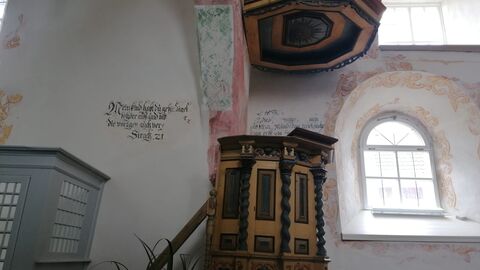 Blick auf die Kanzel in der Alten Kirche Bürgeln Blick auf die Kanzel in der Alten Kirche Bürgeln; sie ist in Gold gehalten, an der Wand sind rosafarbene Ornamente