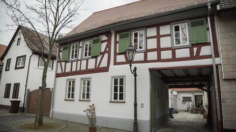 Das mehr als 300 Jahre alte Fachwerkhaus wurde barrierefrei umgebaut. Das ehemalige Bauernhaus in Groß-Gerau von außen, ein zweistöckiges Fachwerkhaus