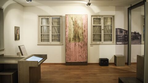 Blick ins Trutzhainer Museum und auf eine Holzwand mit dem Graffiti der Freiheitsstatue