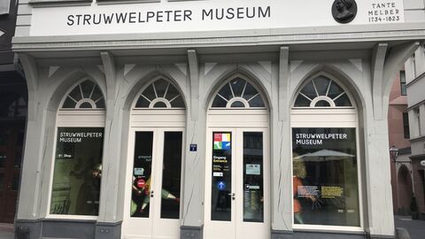 Das Frankfurter Struwwelpeter-Museum Das Frankfurter Struwwelpeter-Museum von außen: Ein weißer Arkadenbau