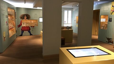 Blick ins Frankfurter Struwwelpeter-Museum, einer der früheren Preisträger Blick ins Frankfurter Struwwelpeter-Museum: Man sieht eine Multmediastation, den Struwwelpeter an der Wand, Bücher hinter Vitrinen
